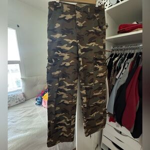 Levi’s Baggy Camo Pants Size 27 Women’s